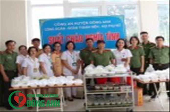 Bữa cơm từ thiện ấm lòng người bệnh