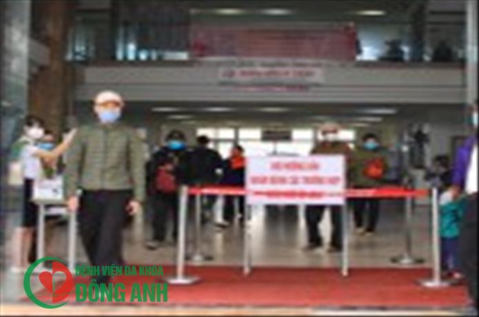 TÍCH CỰC CHỦ ĐỘNG PHÒNG CHỐNG DỊCH COVID-19 KIỂM TRA THÂN NHIỆT, PHÂN LUỒNG BỆNH NHÂN VÀ NGƯỜI NHÀ BỆNH NHÂN NGAY TỪ SẢNH CHÍNH BỆNH VIỆN ĐA KHOA ĐÔNG ANH