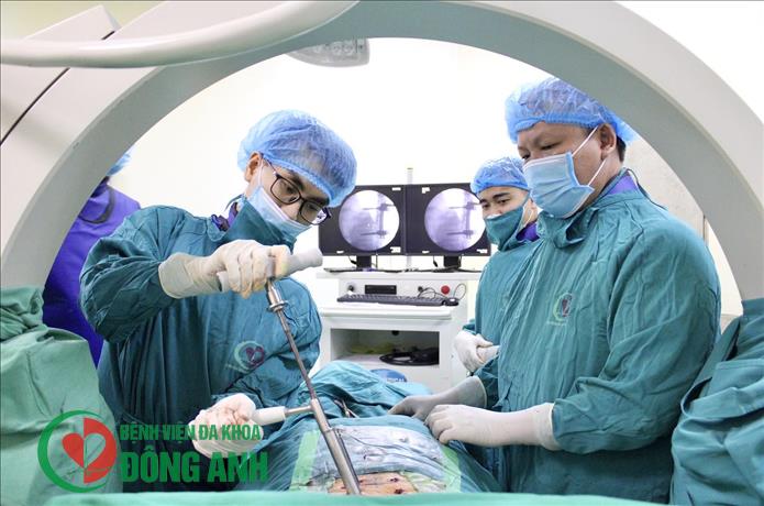 PHẪU THUẬT XÂM LẤN TỐI THIỂU BẮT VÍT CỘT SỐNG QUA DA BƯỚC TIẾN MỚI TRONG PHẪU THUẬT CỘT SỐNG