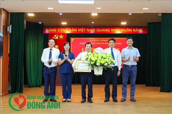 BỆNH VIỆN ĐA KHOA ĐÔNG ANH TỔ CHỨC LỄ TRAO TẶNG HUY HIỆU 40 NĂM TUỔI ĐẢNG