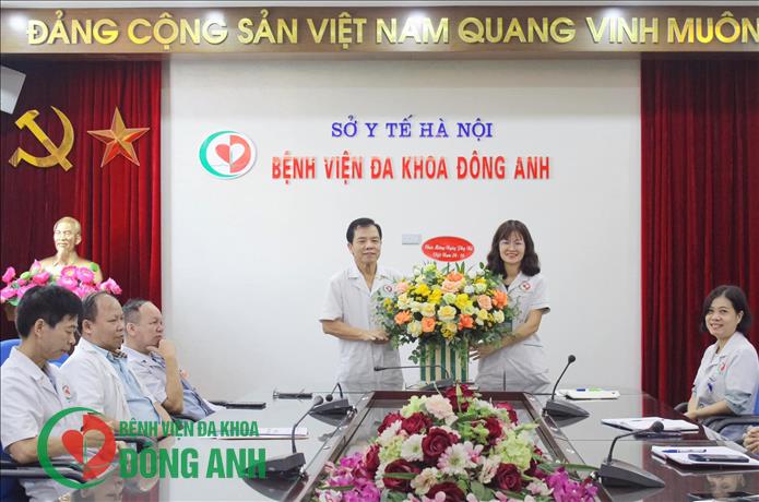 LÃNH ĐẠO BỆNH VIỆN TẶNG HOA CHÚC MỪNG NGÀY PHỤ NỮ VIỆT NAM 20/10