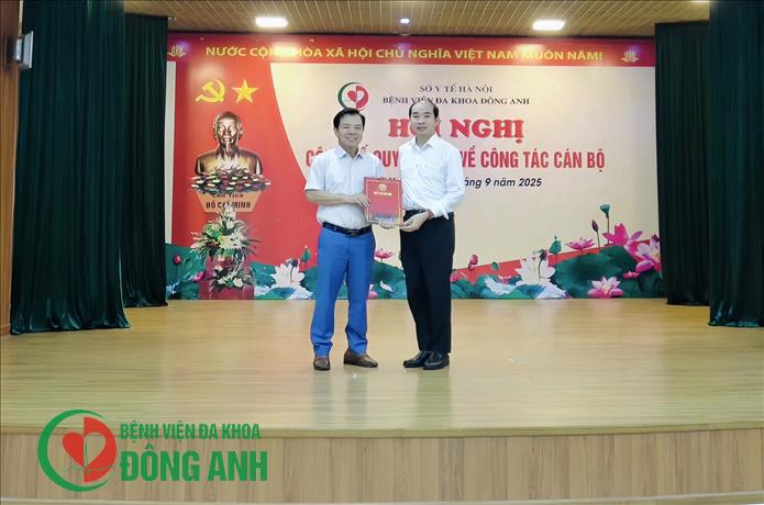 HỘI NGHỊ CÔNG BỐ QUYẾT ĐỊNH NGHỈ HƯU ĐỒNG CHÍ GIÁM ĐỐC BỆNH VIỆN VÀ TRAO QUYẾT ĐỊNH PHÓ GIÁM ĐỐC PHỤ TRÁCH BỆNH VIỆN ĐA KHOA ĐÔNG ANH
