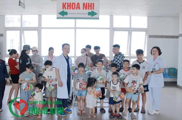 LAN TỎA YÊU THƯƠNG TỪ NHỮNG SUẤT CƠM VÀ PHẦN QUÀ Ý NGHĨA