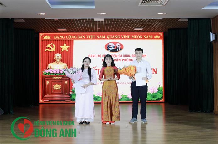 LỄ KẾT NẠP ĐẢNG VIÊN MỚI TẠI CHI BỘ KHỐI VĂN PHÒNG - BỆNH VIỆN ĐA KHOA ĐÔNG ANH