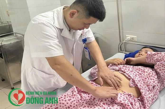 ĐAU BỤNG TƯỞNG RỐI LOẠN TIÊU HÓA, BÉ GÁI 15 TUỔI PHẢI PHẪU THUẬT CẤP CỨU DO XOẮN U NANG BUỒNG TRỨNG