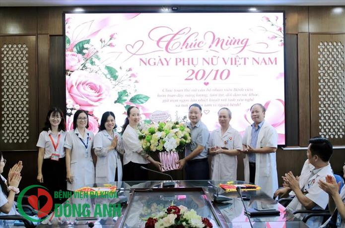 LÃNH ĐẠO BỆNH VIỆN TẶNG HOA CHÚC MỪNG NGÀY PHỤ NỮ VIỆT NAM 20/10